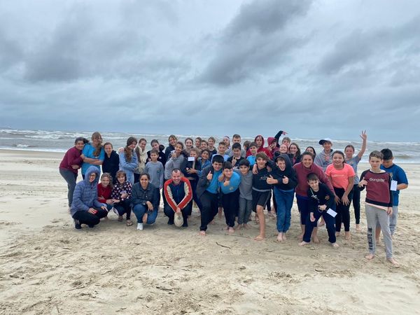 ALUNOS DE TRÊS COROAS VISITAM A BEIRA-MAR DE IMBÉ PARA AÇÃO ECOLÓGICA