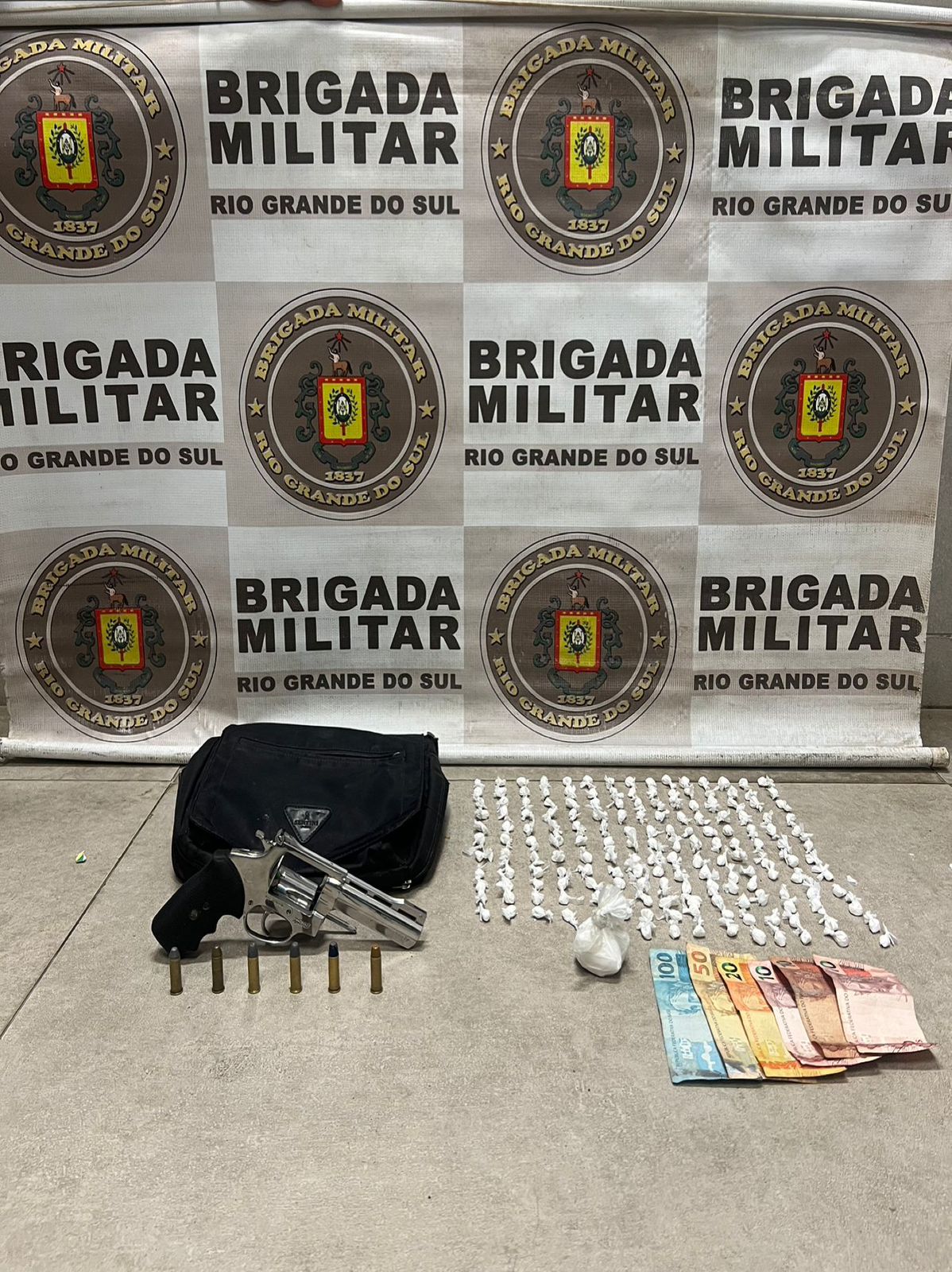 Mulher é presa com mais de 150 porções de cocaína em Capão da Canoa