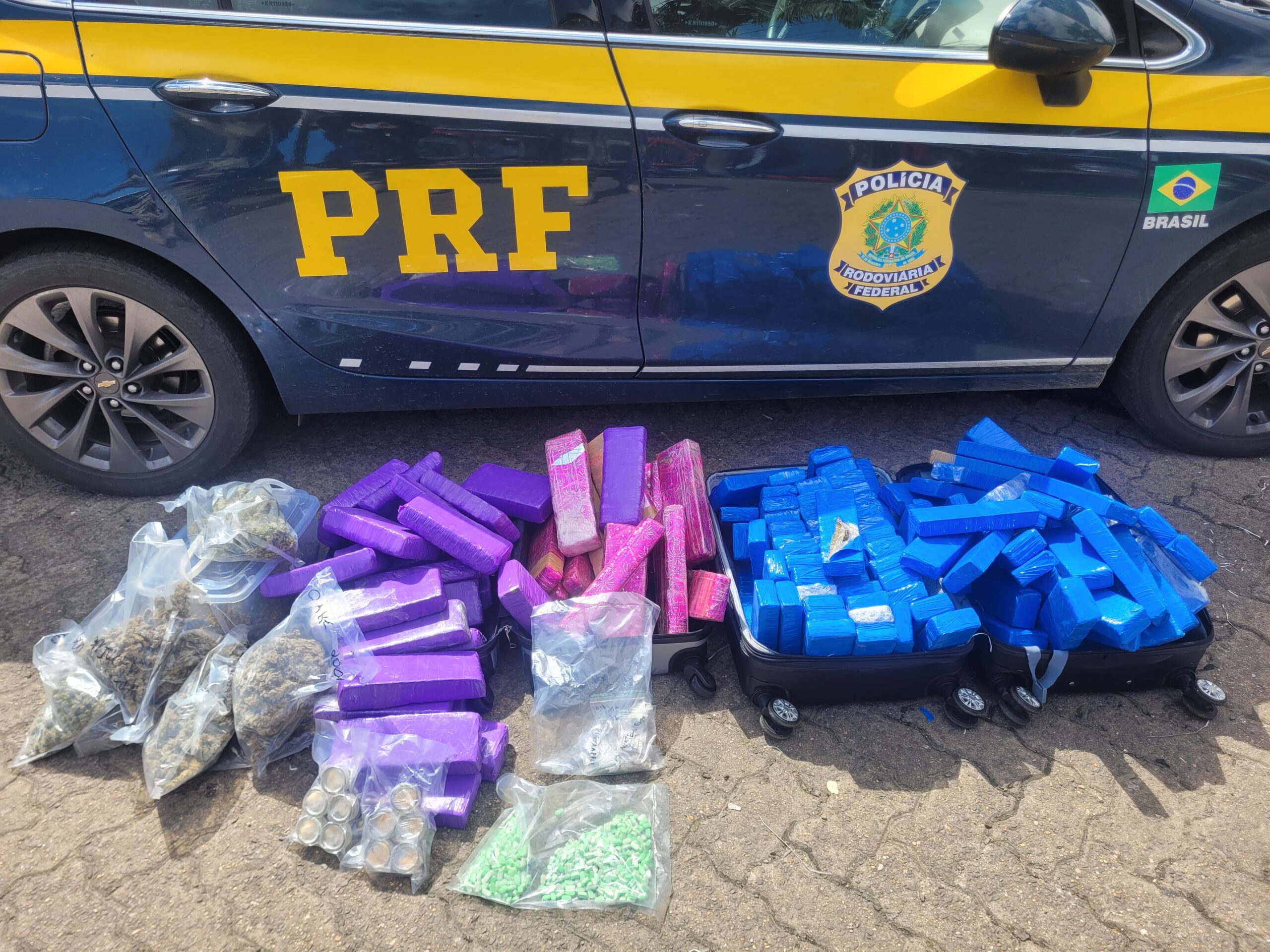 PRF prende traficante em carro carregado com seis tipos de drogas na BR-101