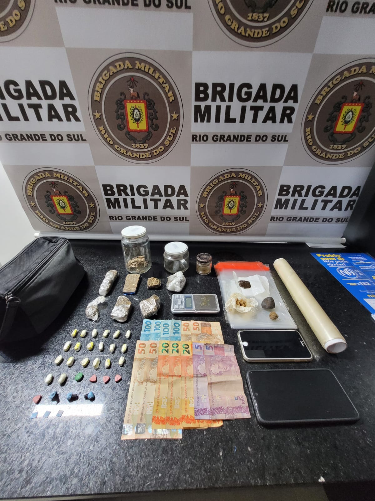 Mulher é presa com ecstasy, haxixe, cocaína e maconha em Tramandaí