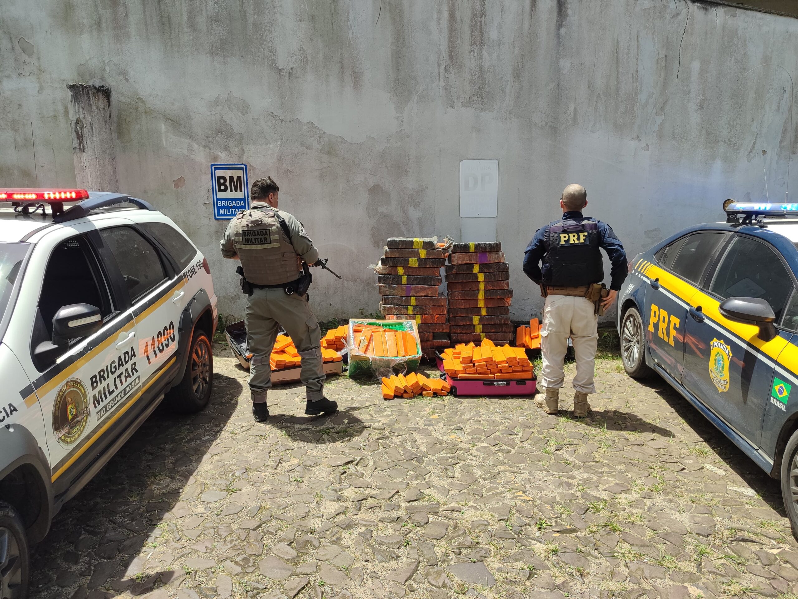 PRF e BM apreendem mais de meia tonelada de maconha em Torres