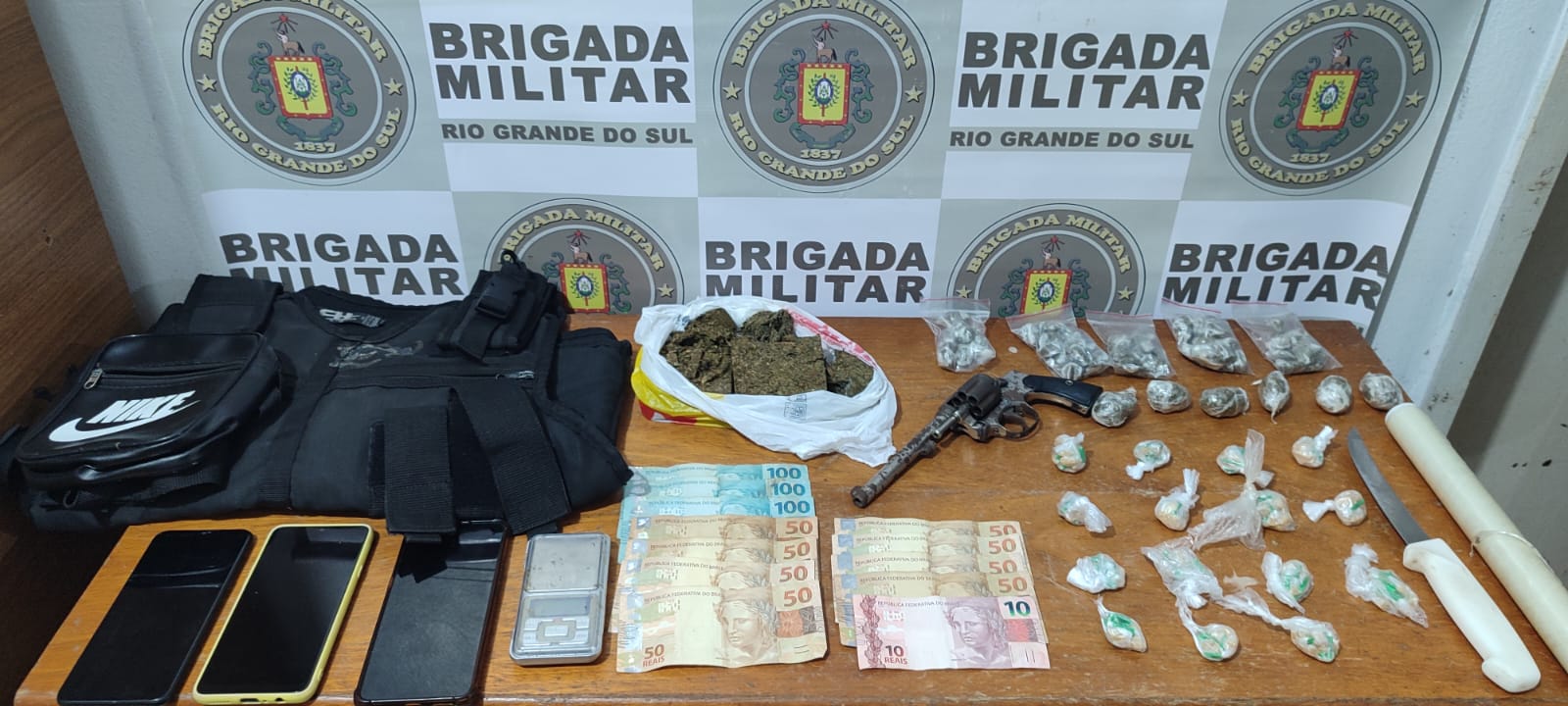 Polícia Militar prende três homens com armas e drogas em Cidreira durante Operação Cerco Fechado