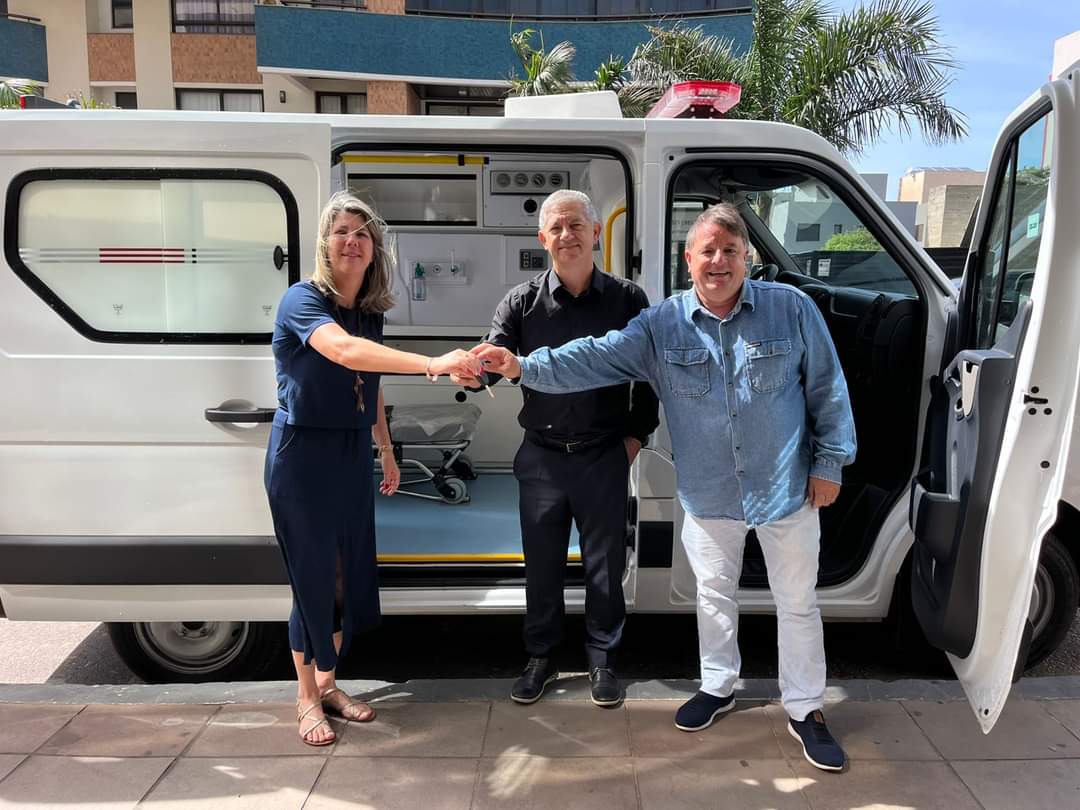 Prefeito de Torres recebe nova ambulância para fortalecer a saúde no município