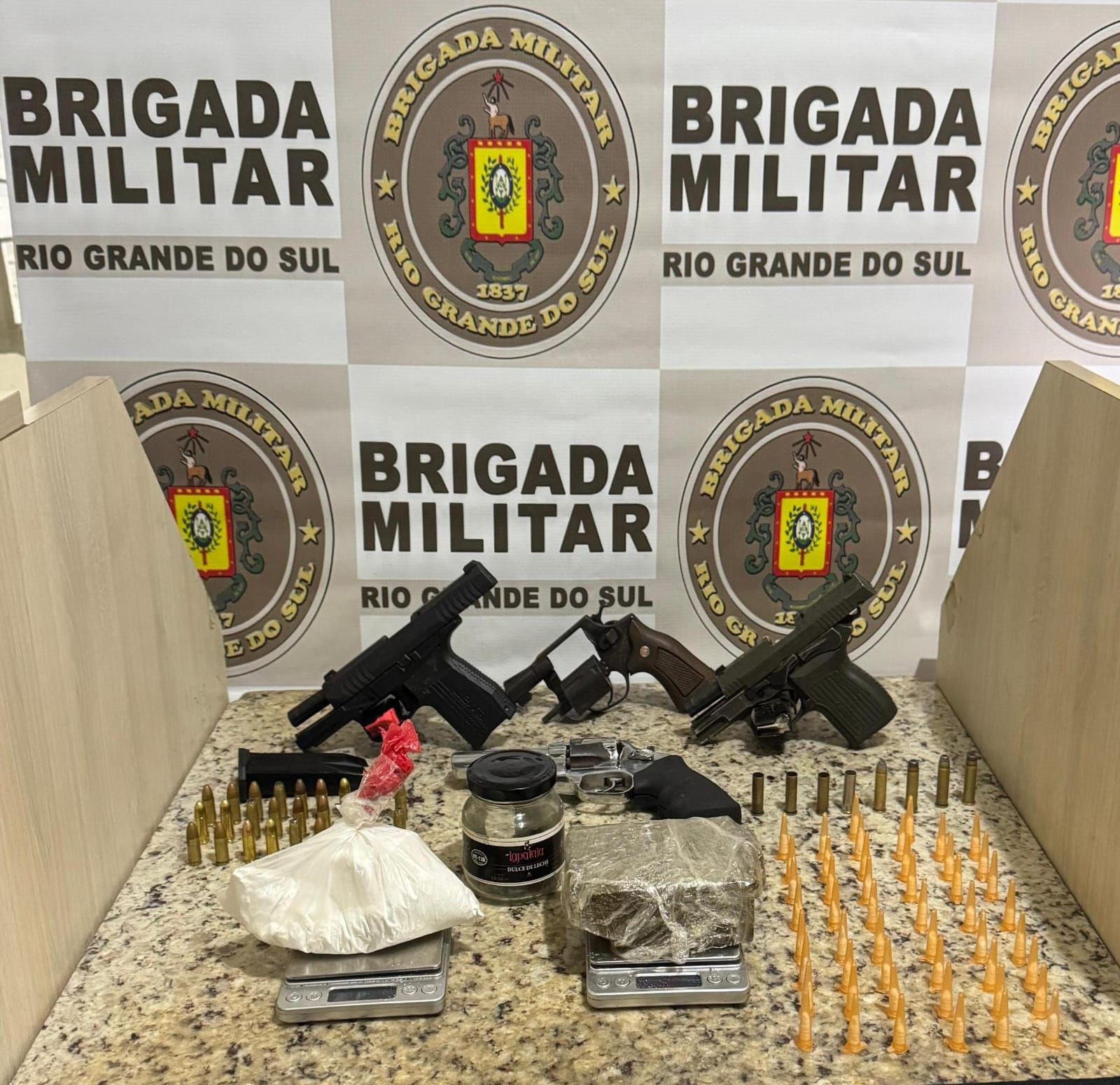 BM prende sete homens e aprende adolescente com armas e drogas em Caraá