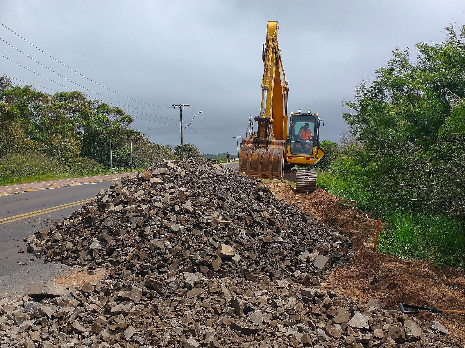 EGR alerta condutores para obras e intervenções em estradas que levam ao Litoral nesta semana