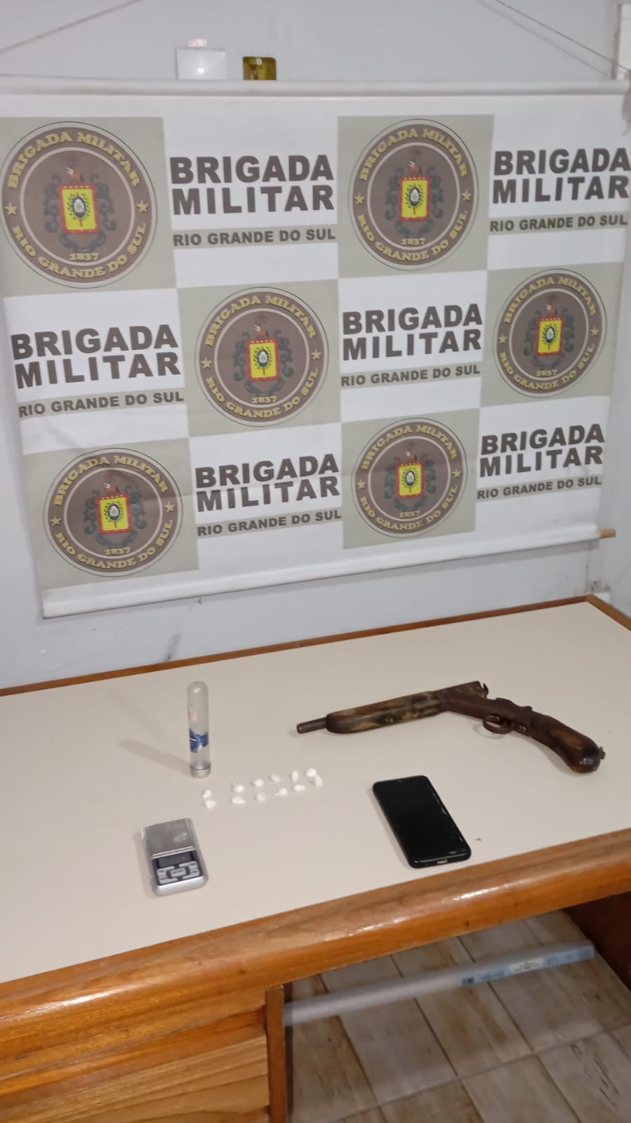 BM prende foragido por estupro de vulnerável com arma e drogas em Mampituba