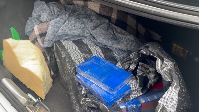 PRF prende indiciado por homicídio transportando 50 kg de cocaína no porta-malas do carro em Torres