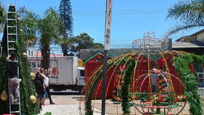 Tramandaí inicia a instalação da decoração de Natal no Centro da cidade