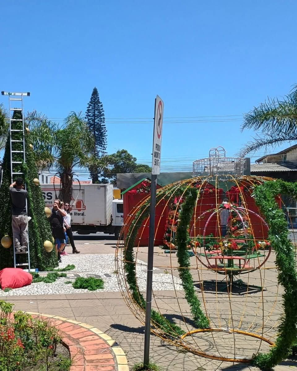 Tramandaí inicia a instalação da decoração de Natal no Centro da cidade