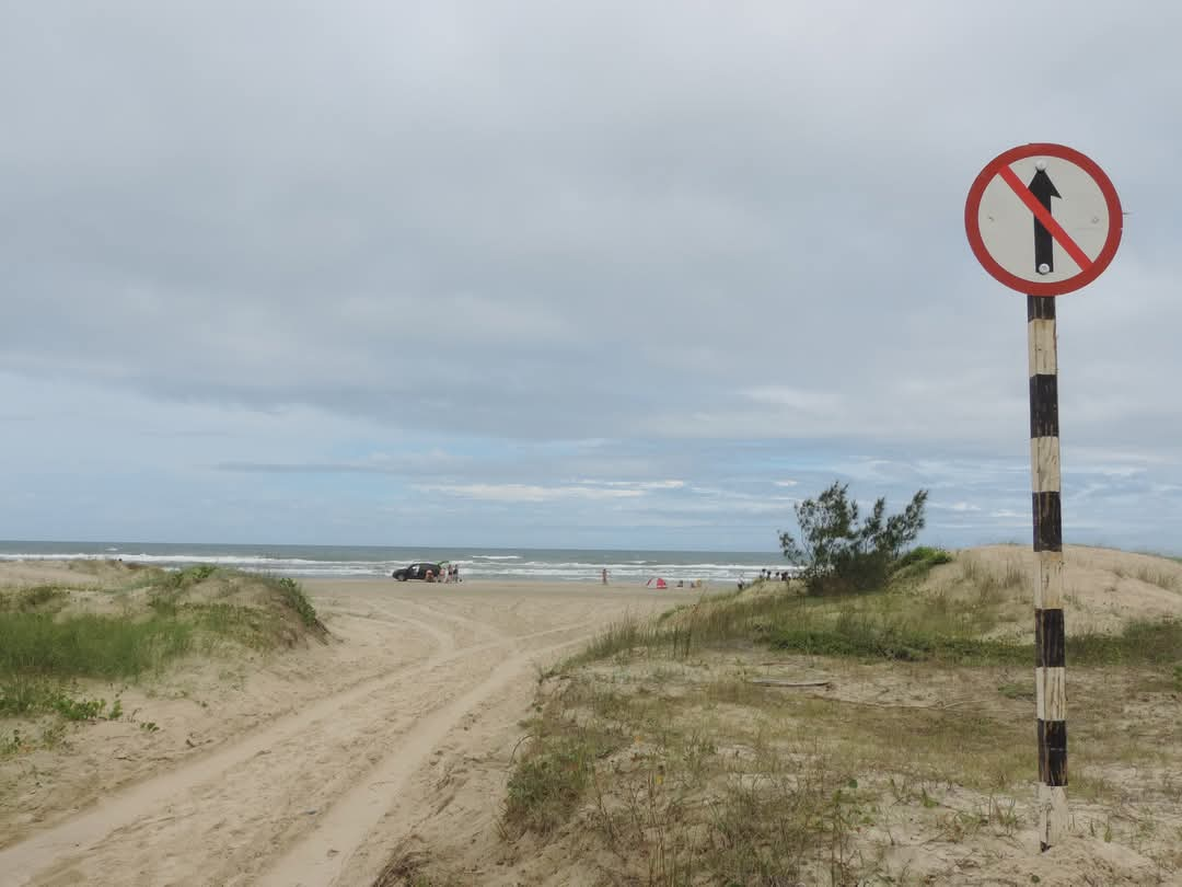 Trânsito de veículos na faixa de Praia de Torres: saiba quem pode utilizar este espaço