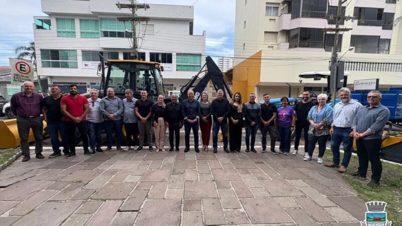 Prefeitura de Tramandaí entrega nova retroescavadeira, duas mini-carregadeiras e outros equipamentos para obras e melhorias na cidade