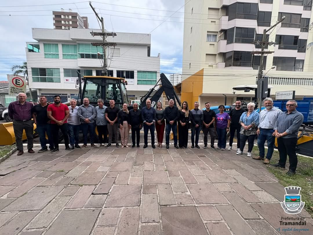 Prefeitura de Tramandaí entrega nova retroescavadeira, duas mini-carregadeiras e outros equipamentos para obras e melhorias na cidade