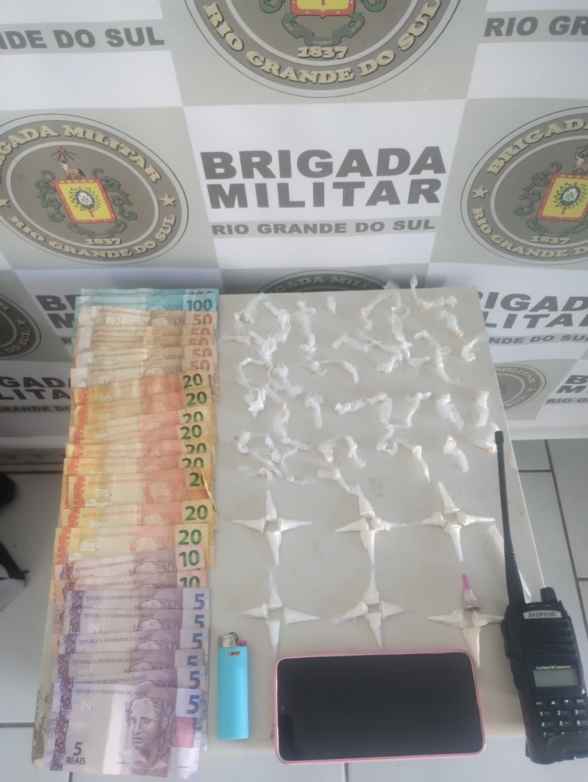 BM prende mulher e apreende adolescente por tráfico de drogas em Cidreira