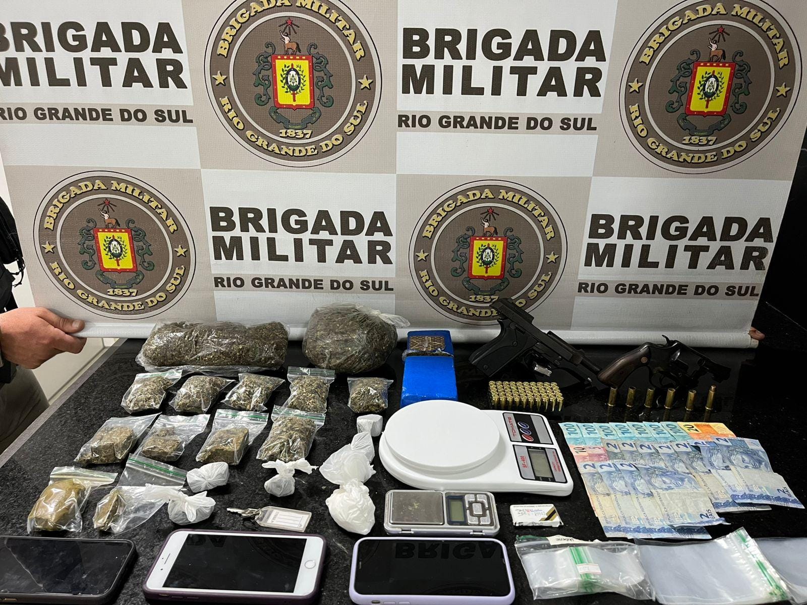 BM prende três pessoas com armas e quase um quilo de maconha Tramandaí