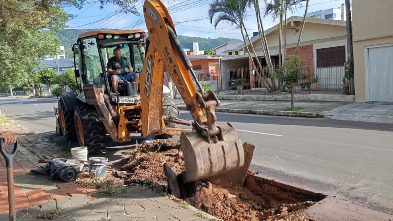 Equipe da Secretaria de Obras repara tubulações obstruídas em Osório