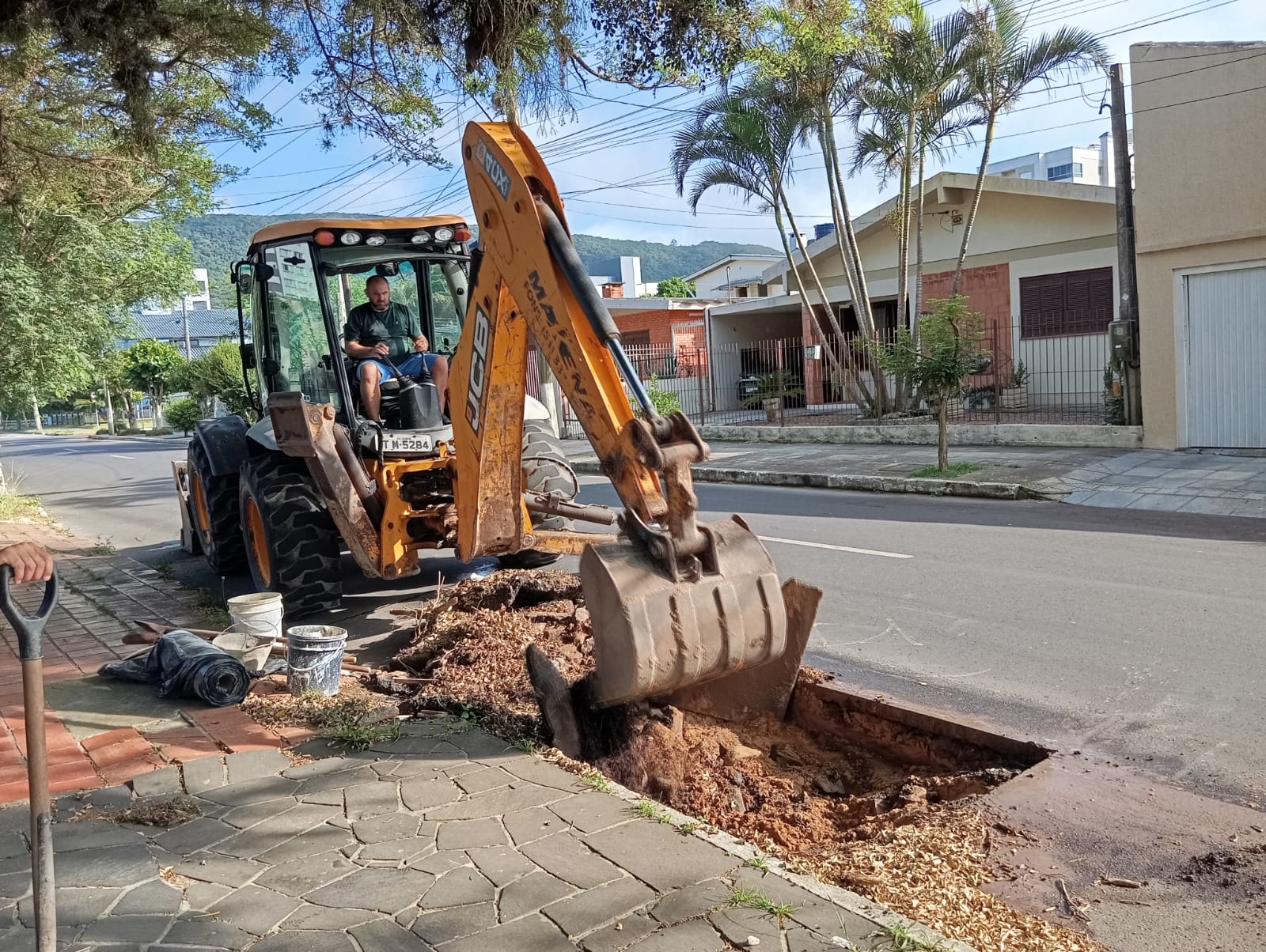 Equipe da Secretaria de Obras repara tubulações obstruídas em Osório