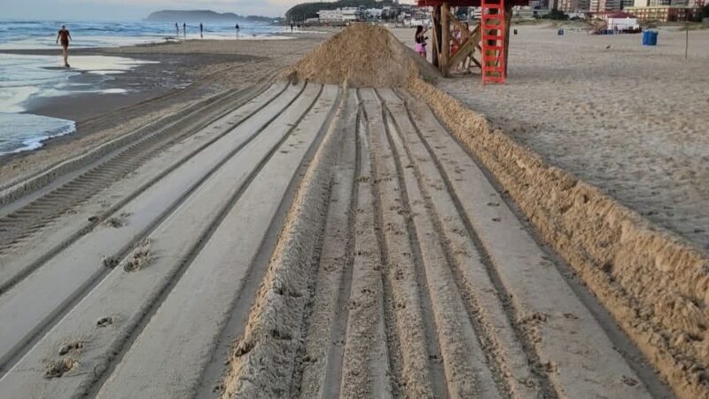 Equipe da Secretaria de Obras realiza limpeza em extensa faixa da praia de Torres