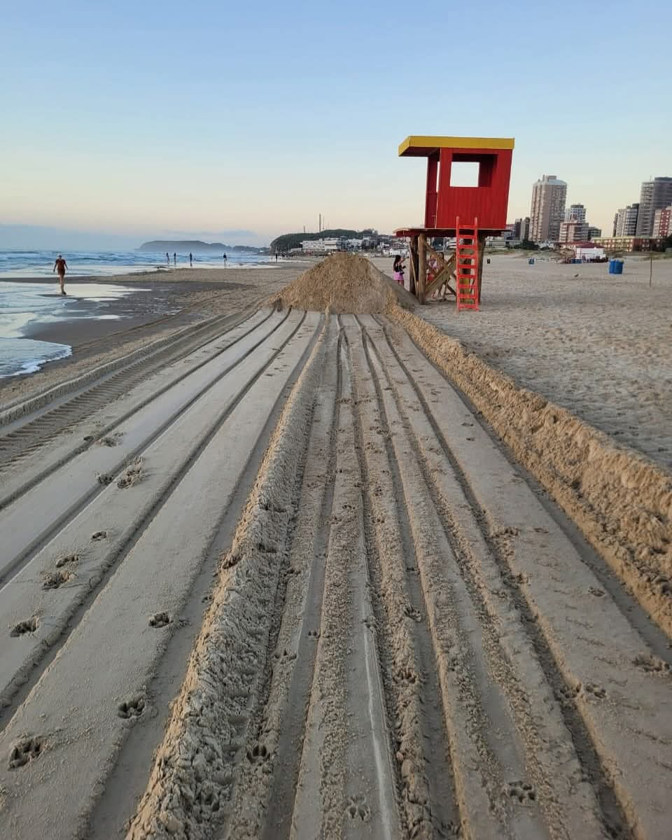 Equipe da Secretaria de Obras realiza limpeza em extensa faixa da praia de Torres