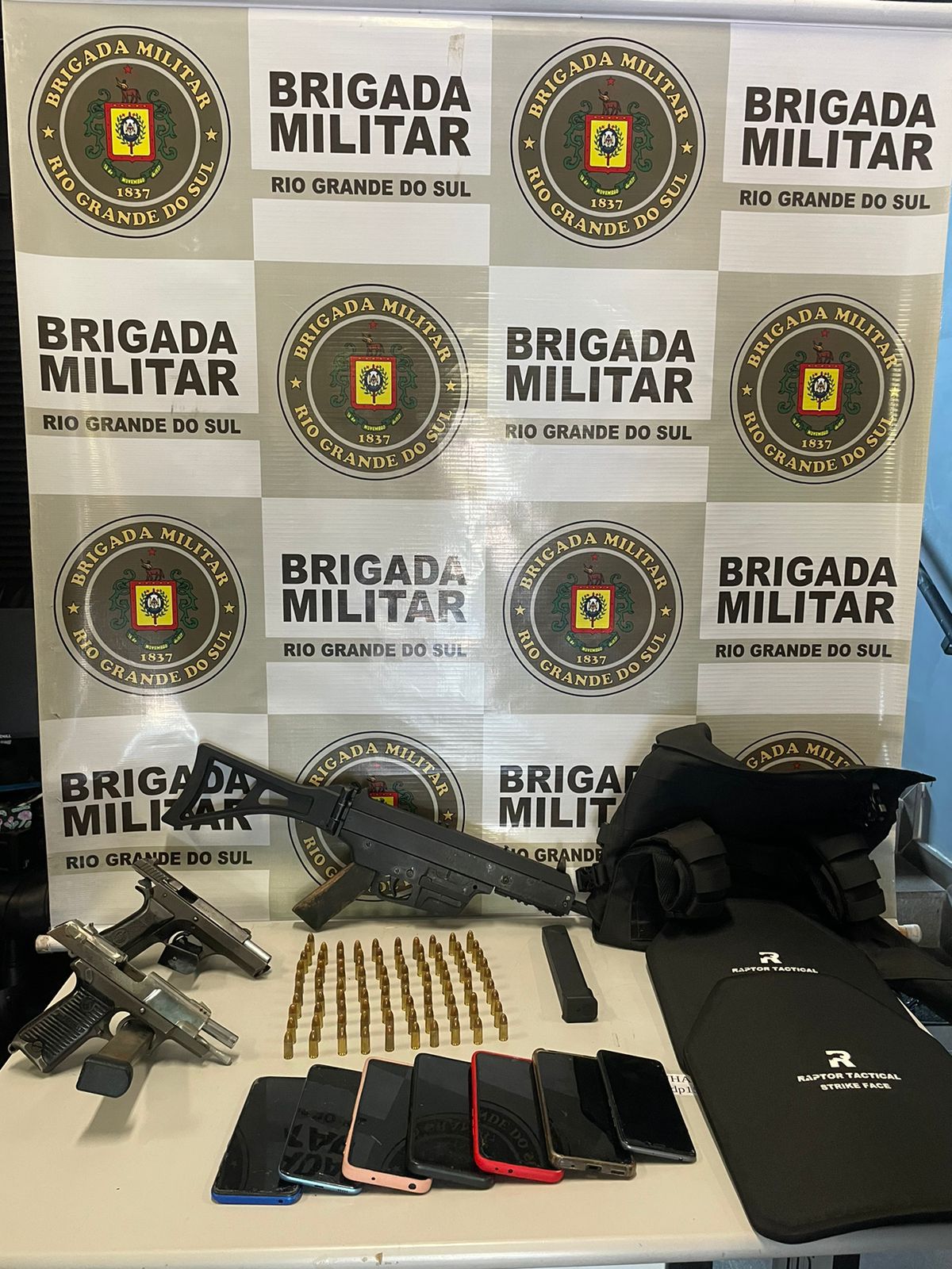 Brigada Militar desarticula grupo armado e apreende arsenal em Capão da Canoa