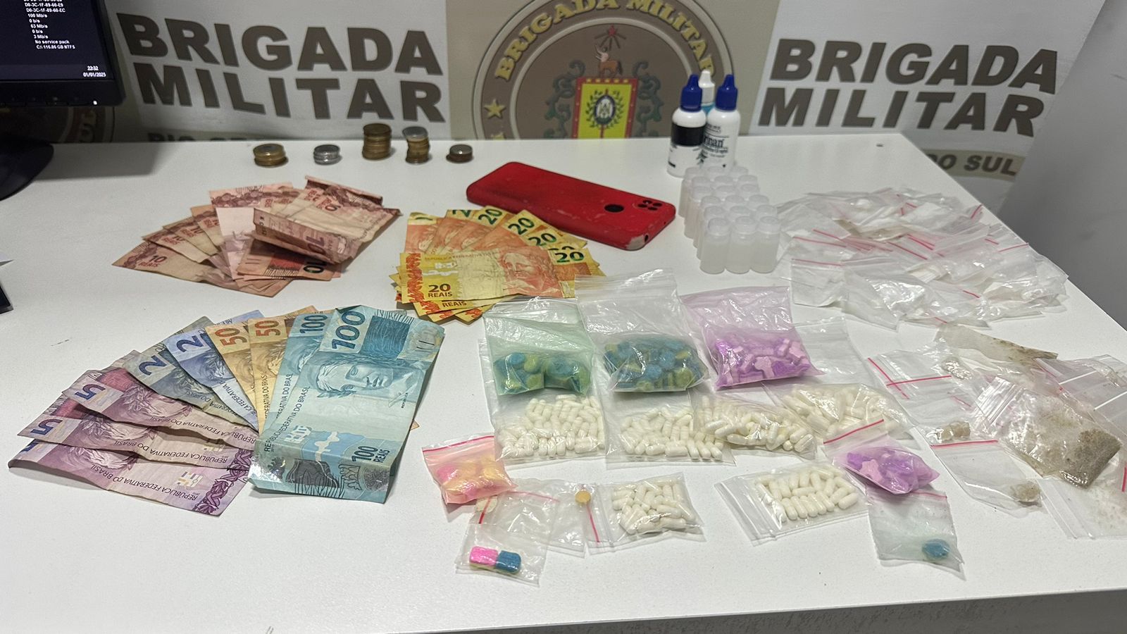 Primeira noite do ano registra prisão de quatro homens com cocaína, ecstasy e outras drogas em Capão da Canoa