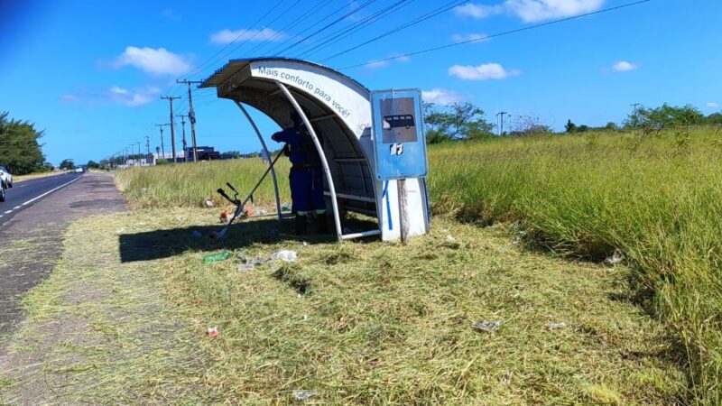 Equipe da Subprefeitura de Santa Luzia realiza roçada nas paradas de ônibus do distrito de Osório