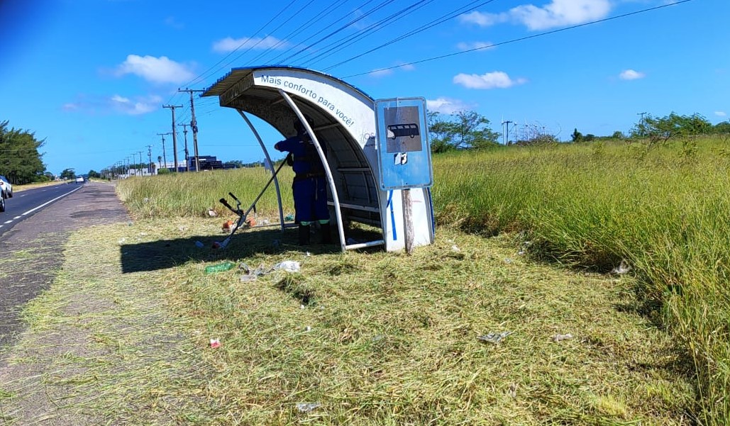 Equipe da Subprefeitura de Santa Luzia realiza roçada nas paradas de ônibus do distrito de Osório