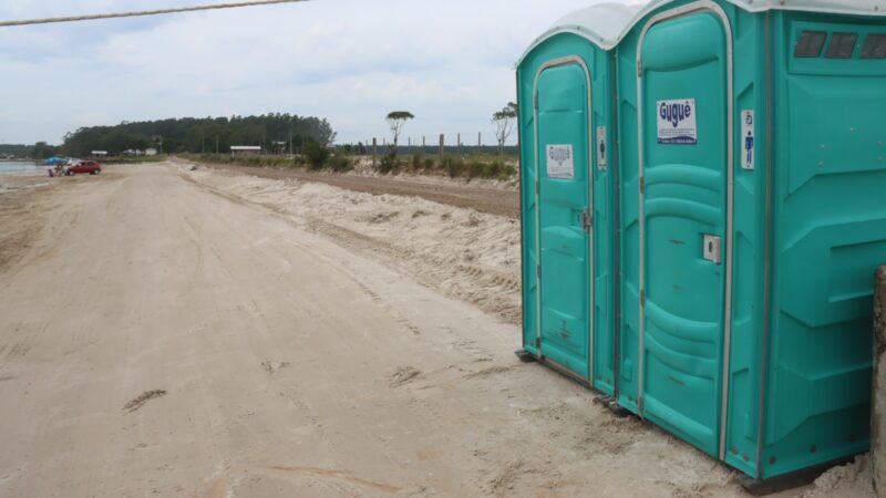 Prefeitura de Osório instala banheiros químicos na Praia da Santinha na Lagoa dos Barros