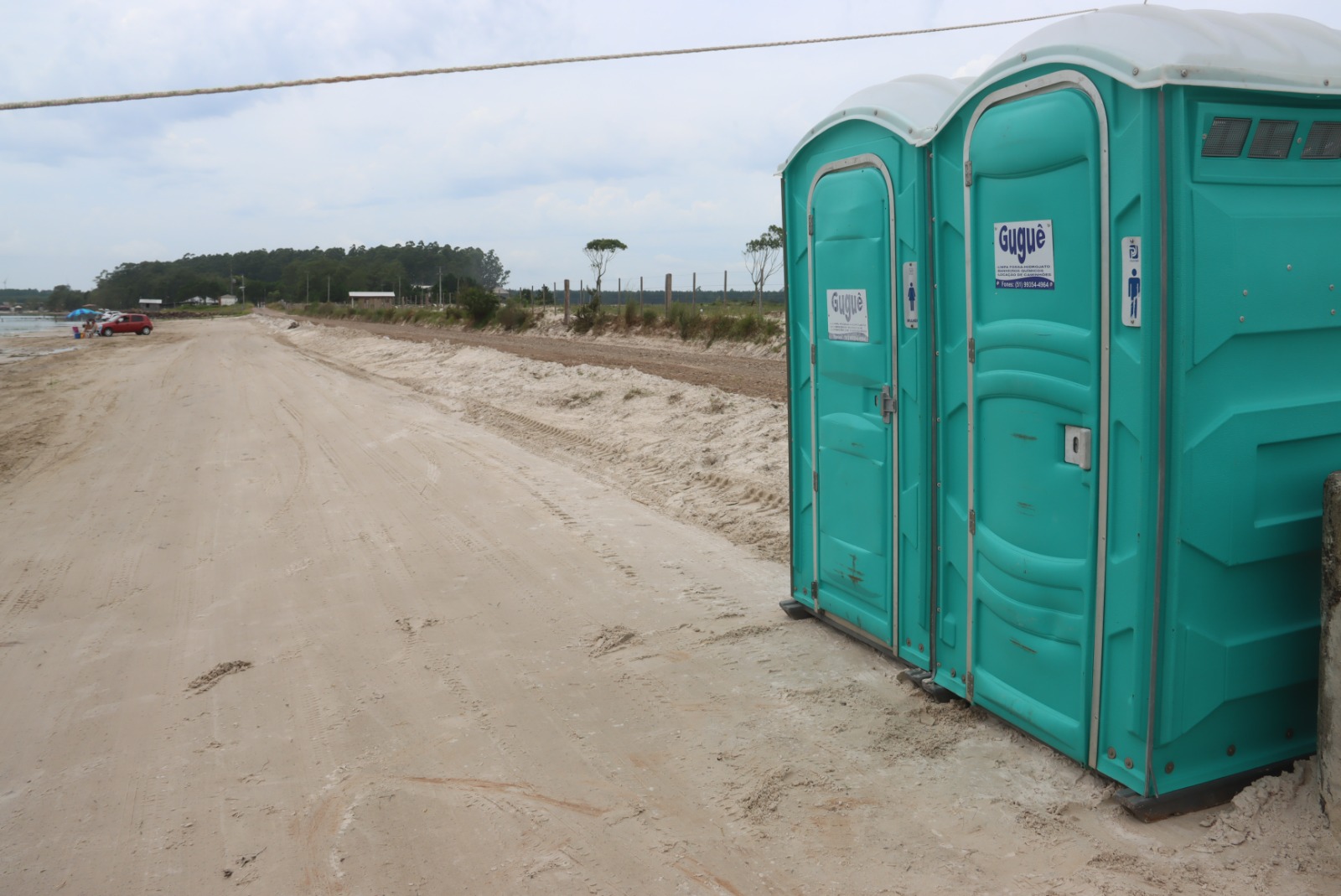 Prefeitura de Osório instala banheiros químicos na Praia da Santinha na Lagoa dos Barros