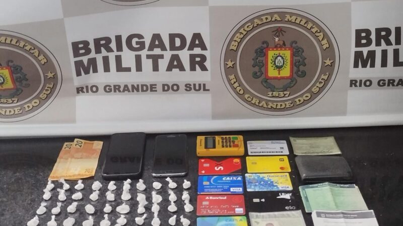 Brigada Militar prende dois homens por tráfico de drogas e receptação em Tramandaí