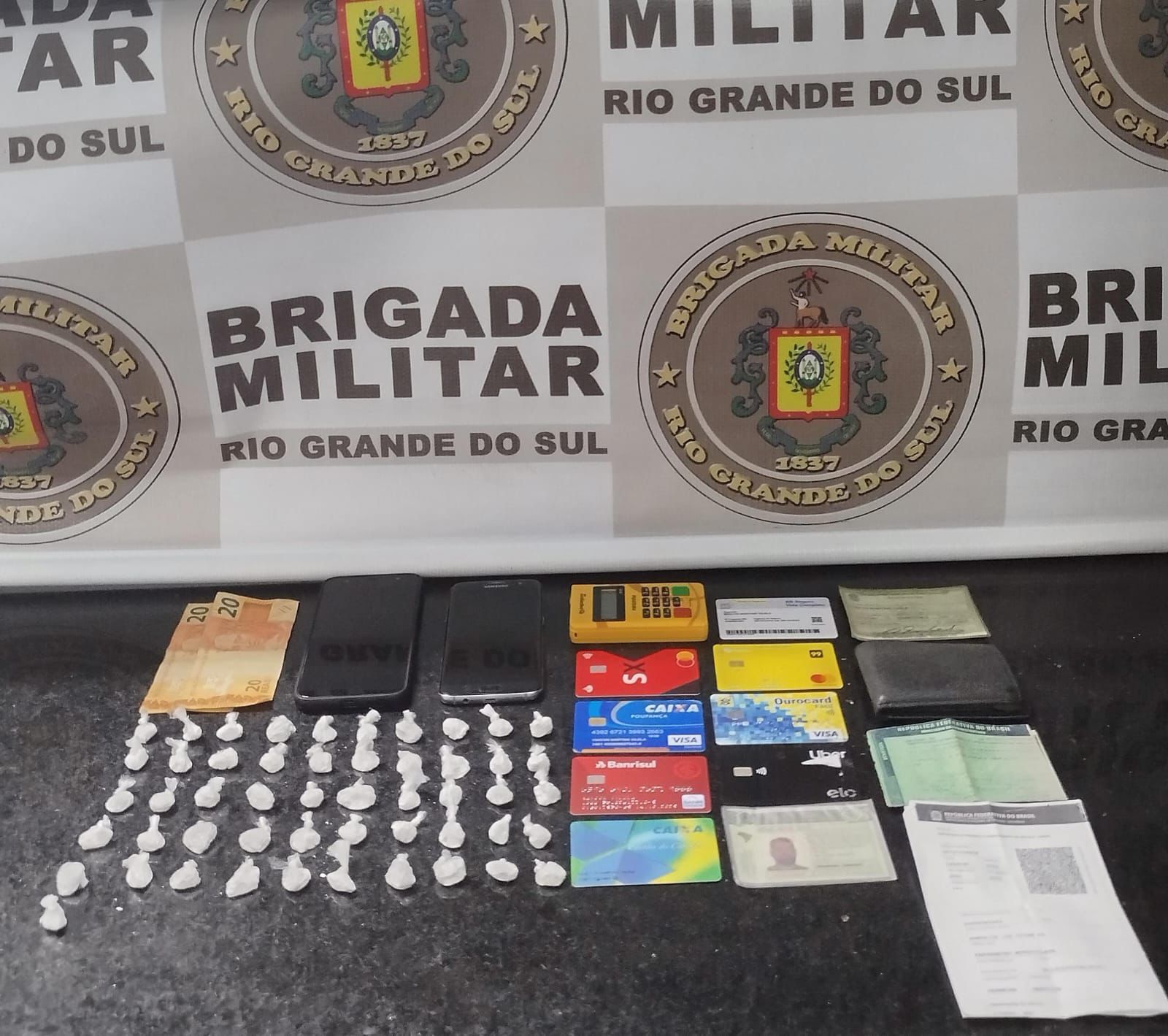 Brigada Militar prende dois homens por tráfico de drogas e receptação em Tramandaí