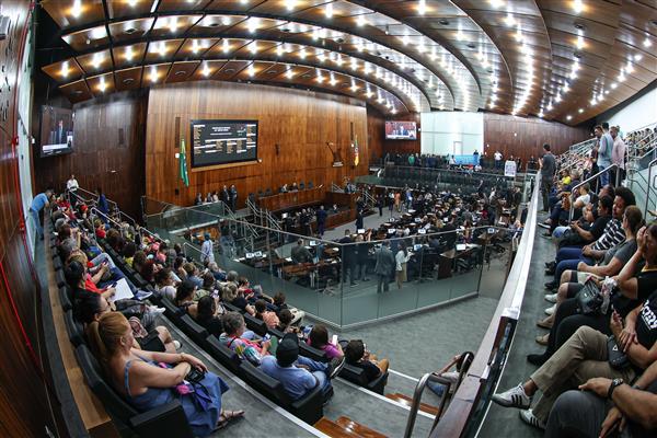 Plenário aprova reajuste do piso do magistério e composição da Comissão de Ética Parlamentar