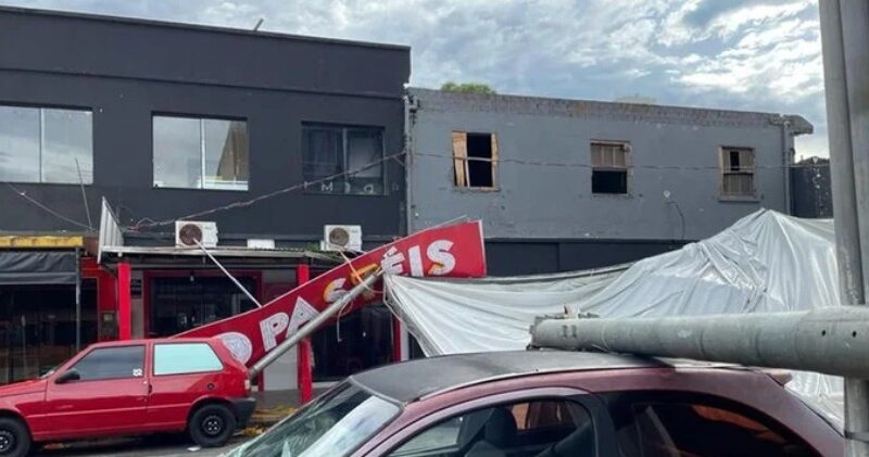 Tramandaí tem casas destelhadas e dois incêndios após temporal