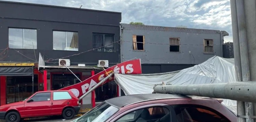 Tramandaí tem casas destelhadas e dois incêndios após temporal