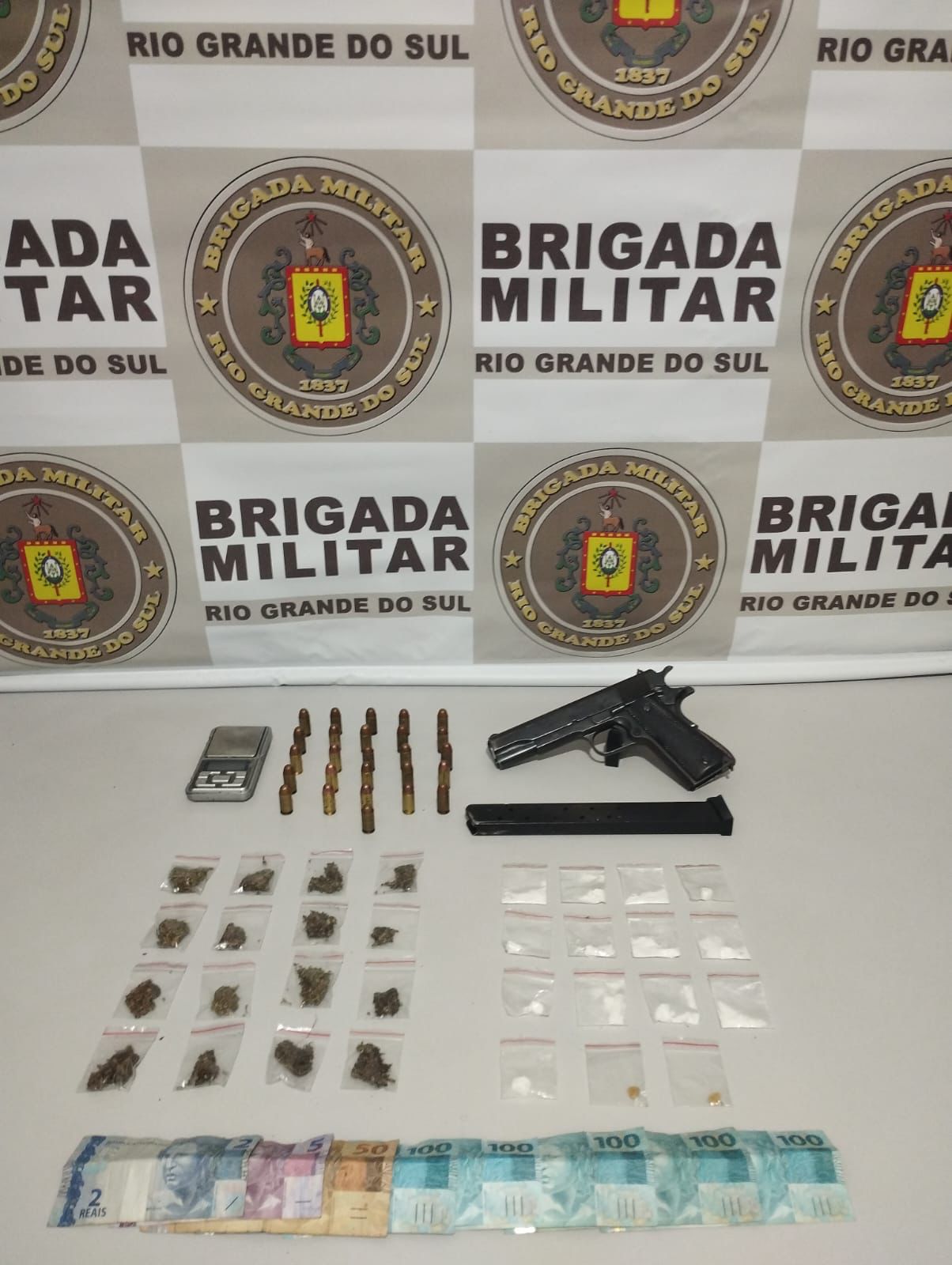 Homem é preso por tráfico de drogas e porte ilegal de arma de uso restrito em Osório