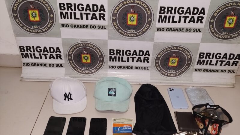 Brigada Militar prende trio por roubo de veículo e apreende arma na BR-101