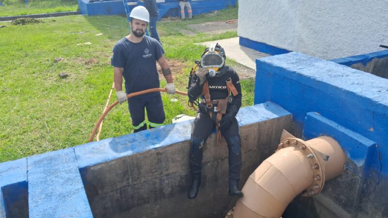 Corsan realiza dragagem e limpeza por mergulhadores no canal de captação de água em Cidreira