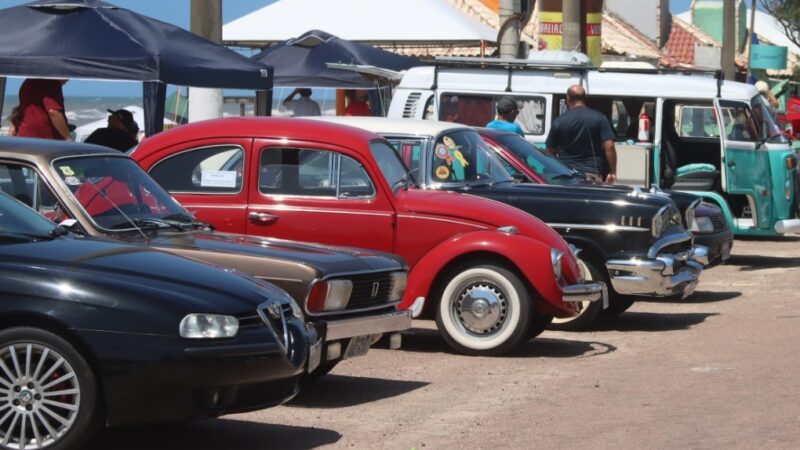 Mais de 200 carros antigos participam do Volks Beach em Atlântida Sul