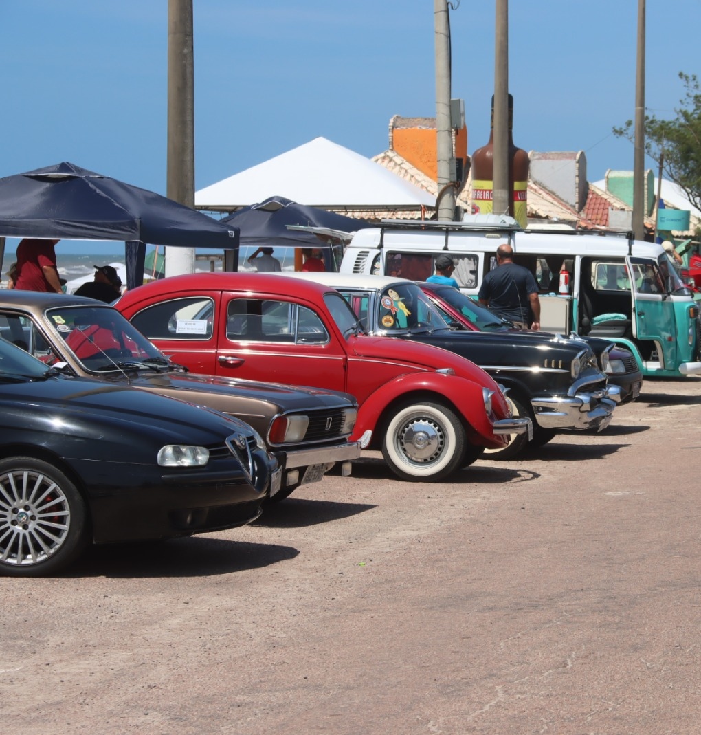 Mais de 200 carros antigos participam do Volks Beach em Atlântida Sul