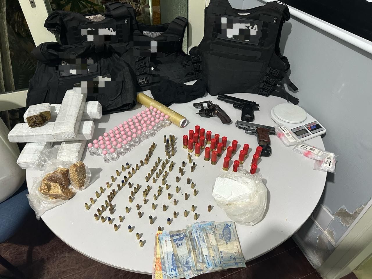 BM apreende armas, drogas e coletes balísticos em Atlântida Sul