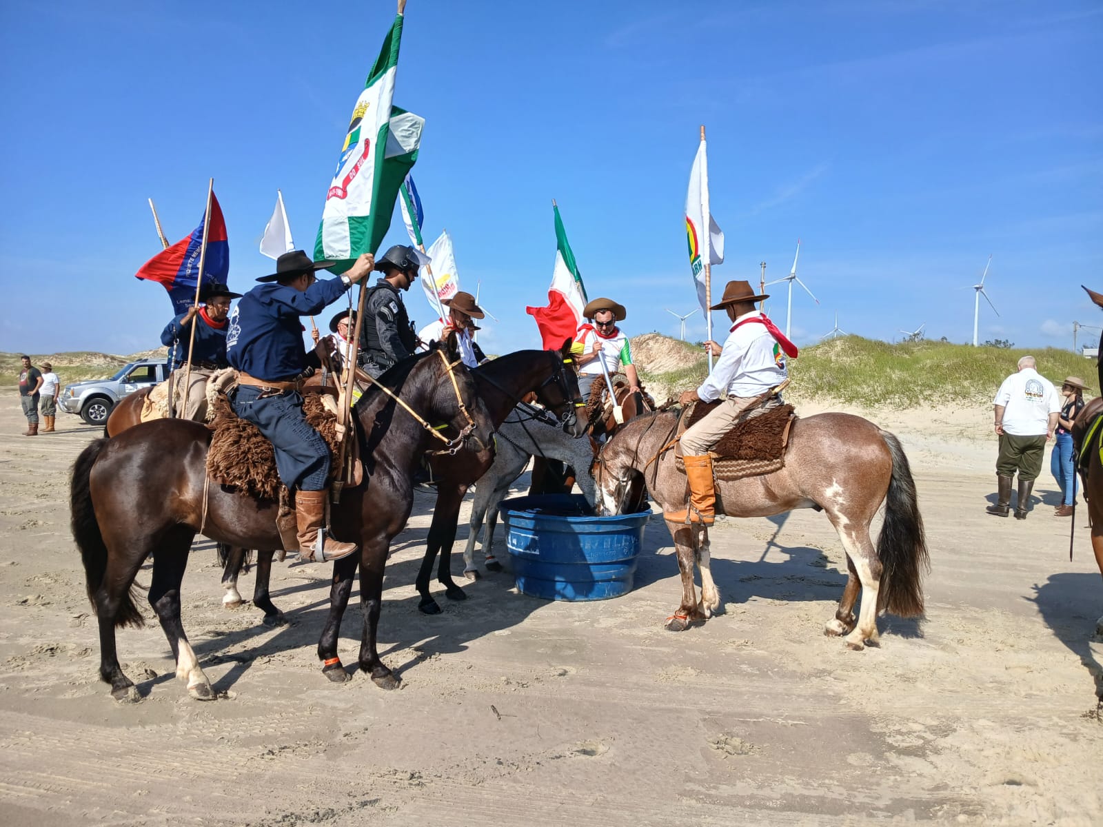 Corsan oferece hidratação aos animais da Cavalgada do Mar no percurso de Cidreira a Torres