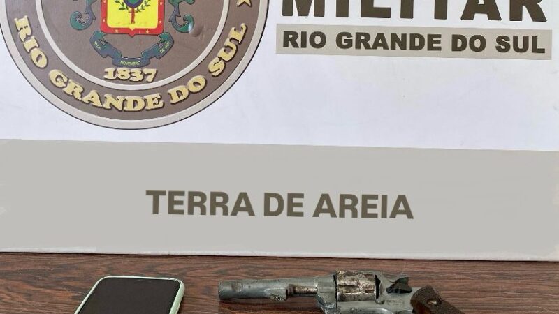 Brigada Militar recupera táxi roubado e apreende arma em Terra de Areia