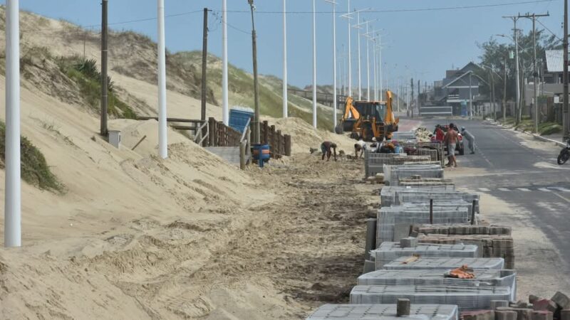 OBRAS NO CALÇADÃO DA AVENIDA BEIRA-MAR SEGUEM A TODO VAPOR EM IMBÉ