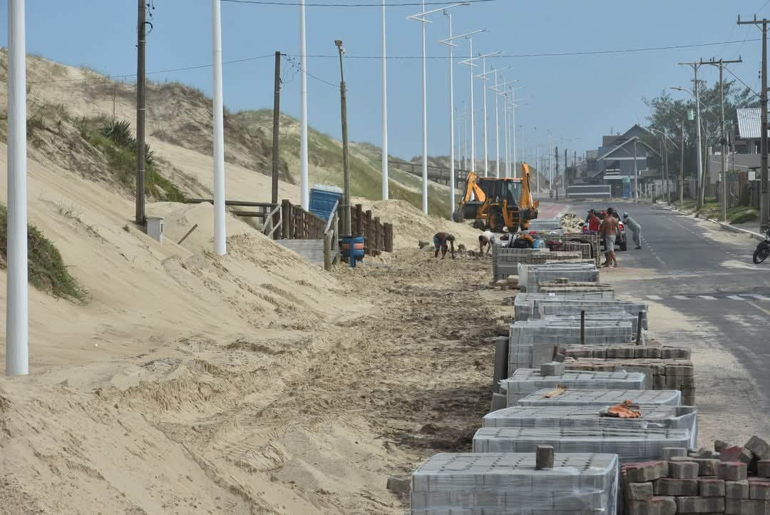 OBRAS NO CALÇADÃO DA AVENIDA BEIRA-MAR SEGUEM A TODO VAPOR EM IMBÉ