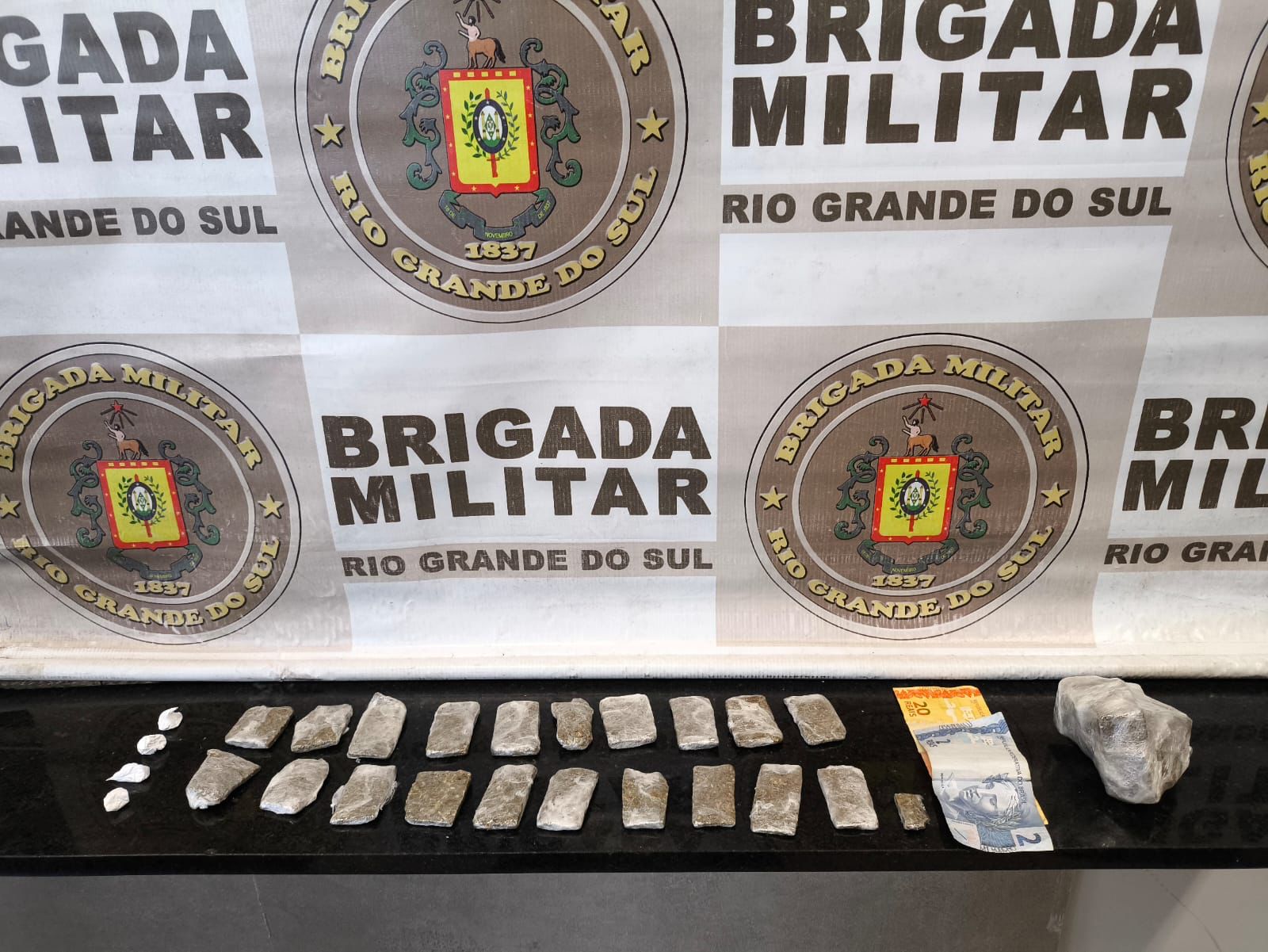 Jovem é preso e adolescente apreendido por tráfico de drogas em Capão da Canoa