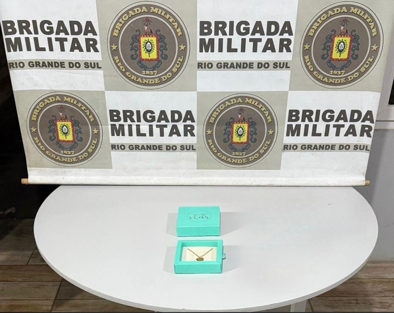 Em rápida ação, Brigada Militar prende mulher por furto em joalheria em Torres
