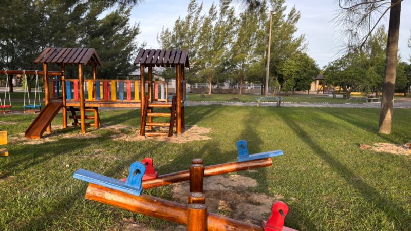 Concluída a instalação de brinquedos novos em 25 praças de Osório