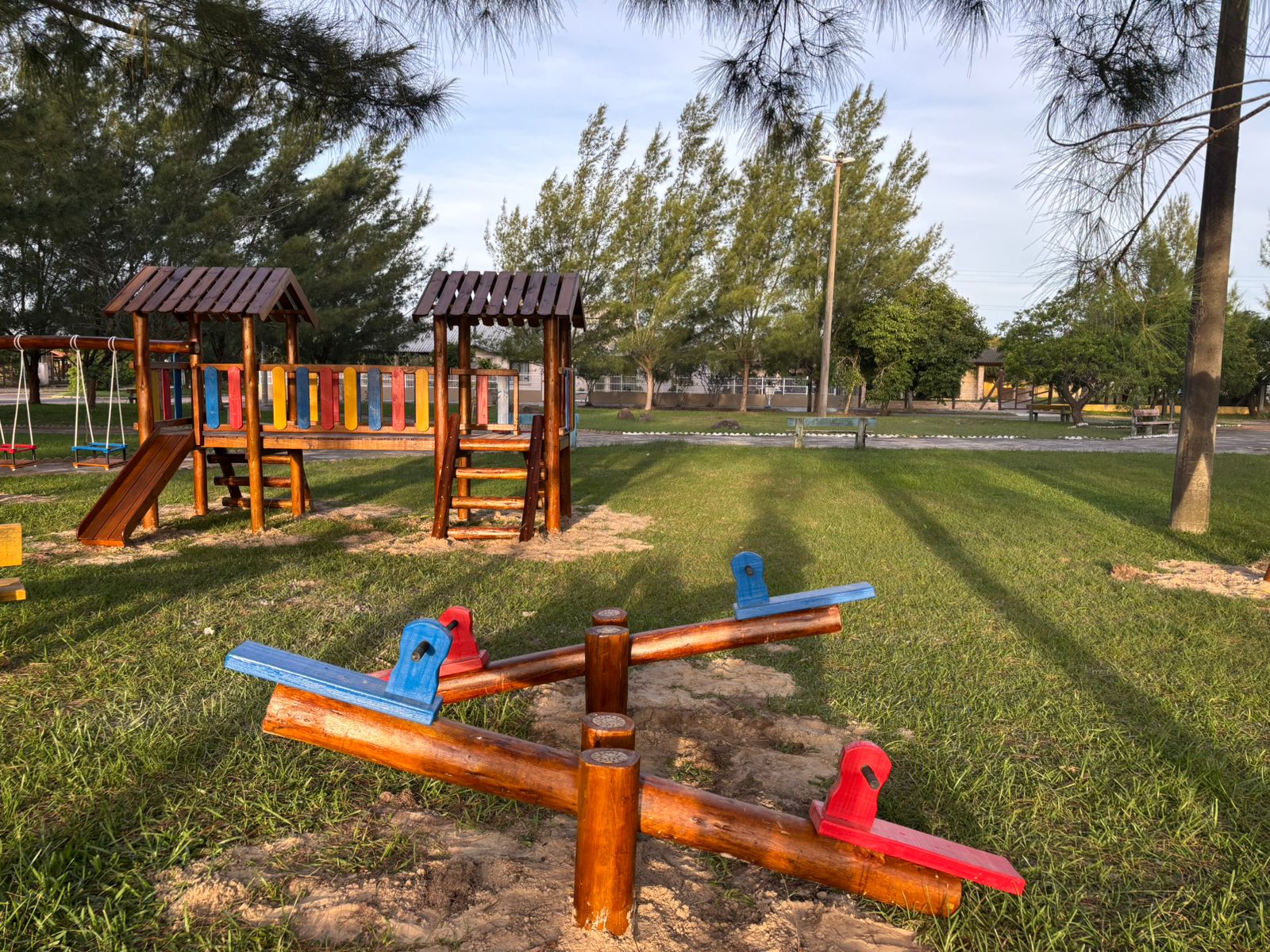 Concluída a instalação de brinquedos novos em 25 praças de Osório