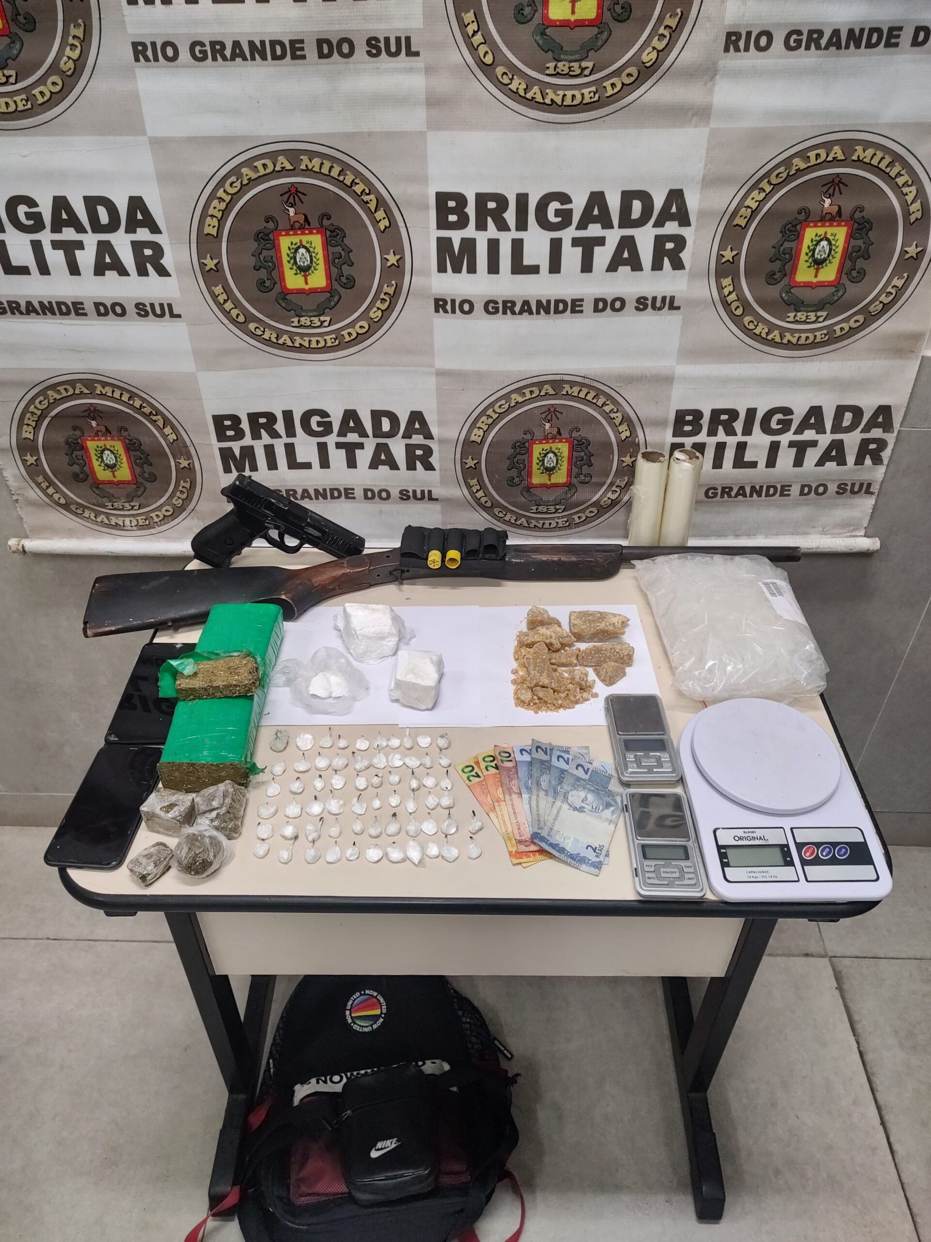Dupla é presa com arma e mais de um quilo de drogas em Capão da Canoa