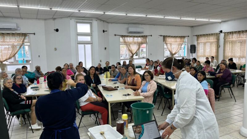 Corsan promove ação educativa sobre o destino correto do óleo de cozinha e produção artesanal de sabão em Tramandaí