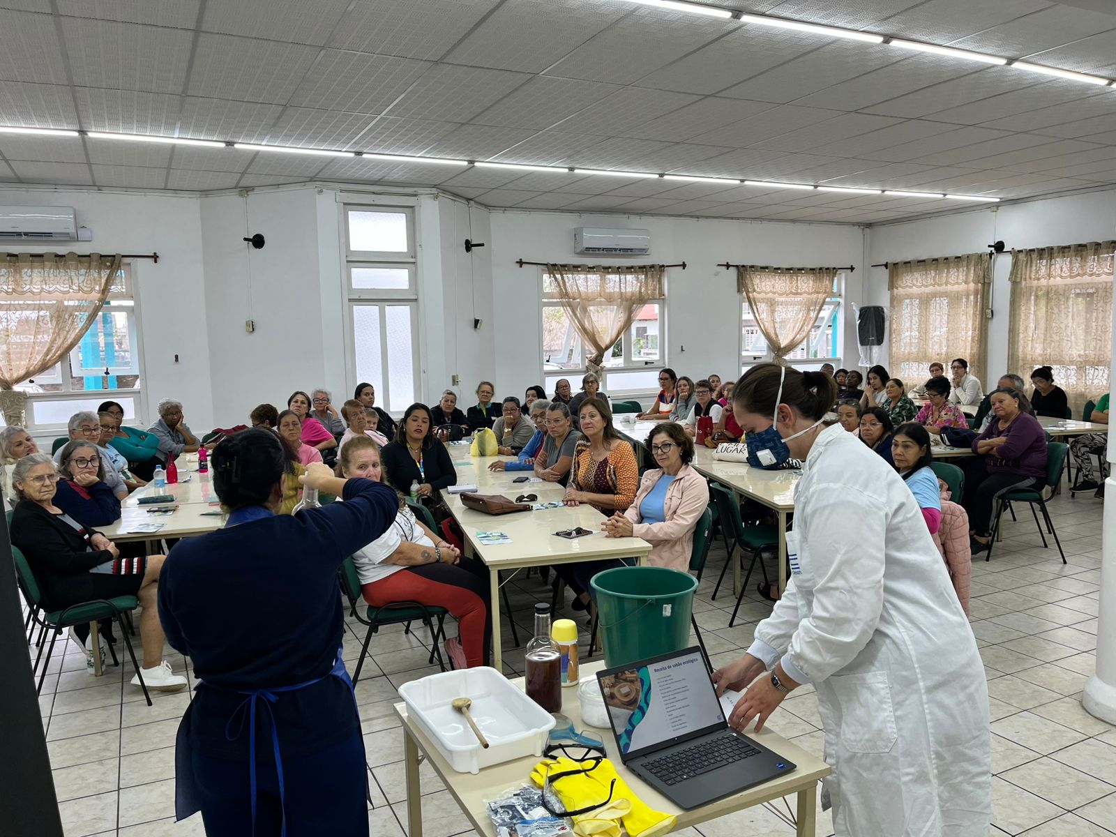 Corsan promove ação educativa sobre o destino correto do óleo de cozinha e produção artesanal de sabão em Tramandaí